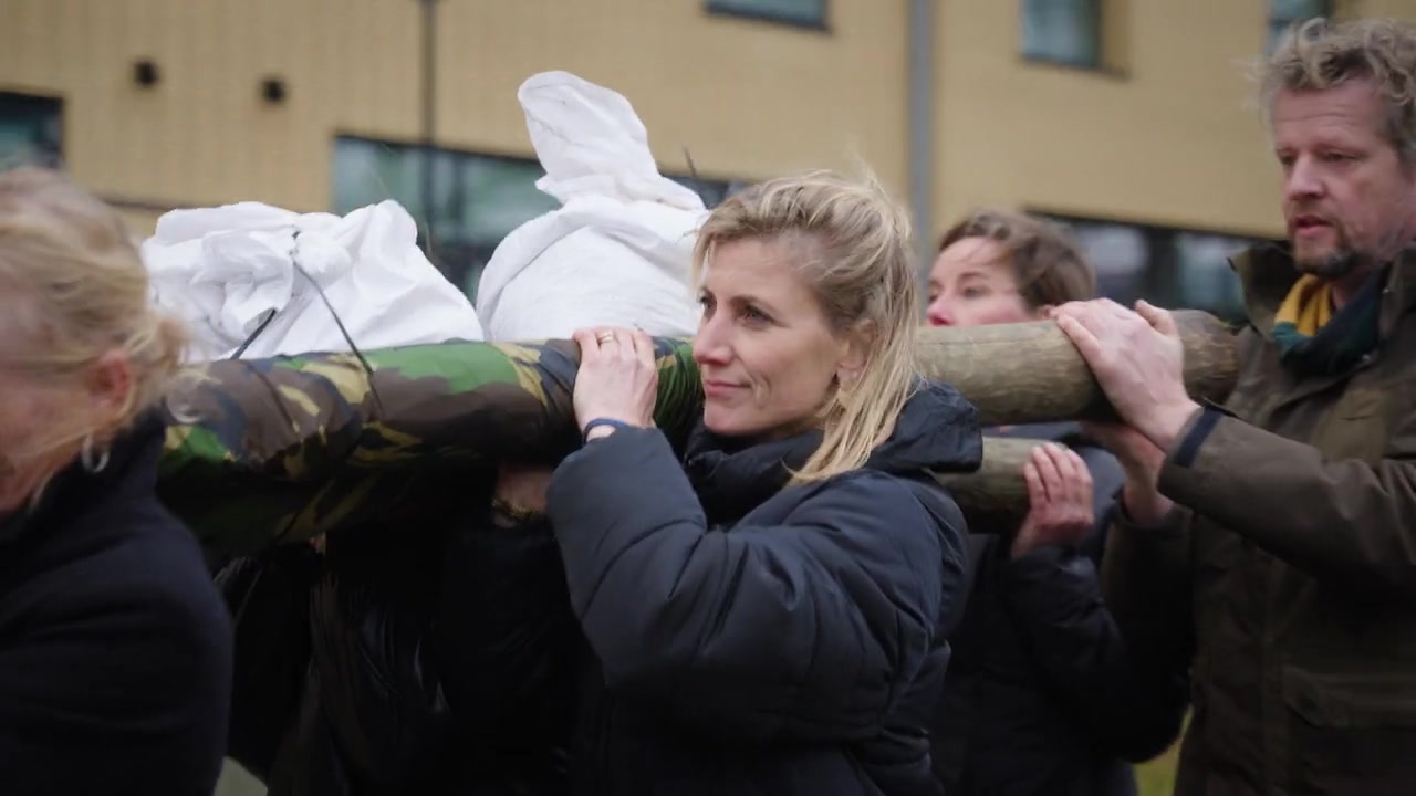 Deelnemers dragen samen een oefenlast tijdens een Nassau420 Experience